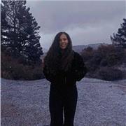 Profesora que da clases de apoyo a niños